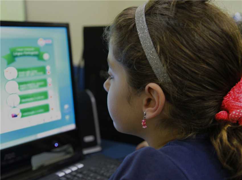 Criança estudando em computador